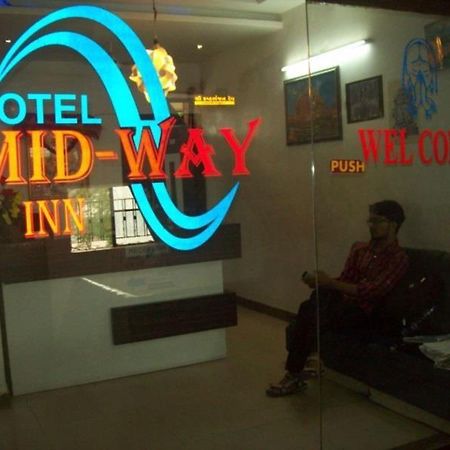 Hotel Mid - Way Inn Гандинагар Экстерьер фото